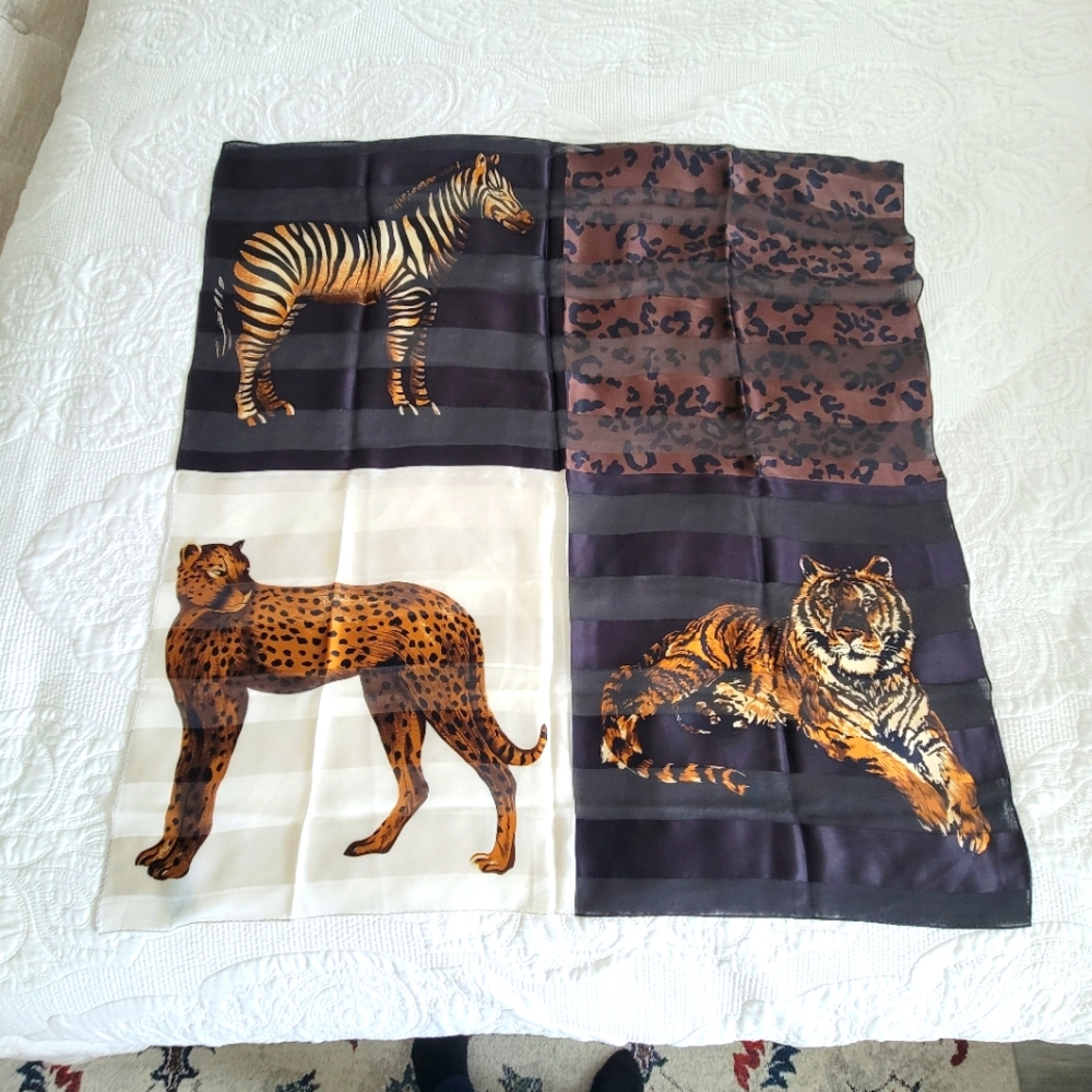 BEAUTIFUL SILK SCARF 34X34 INCHES.